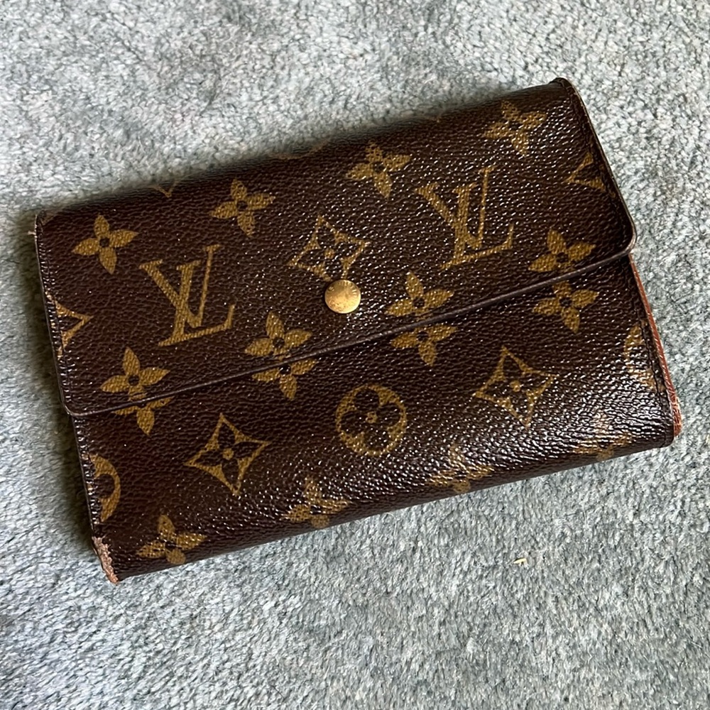 Louis Vuitton Monogram Canvas Wallet *FOR REPAIR*